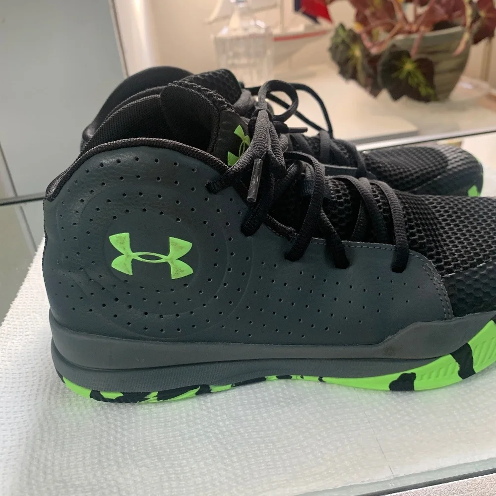Under Armour- Black &‎ Neon Green Jet 2019-Boys 7 Y